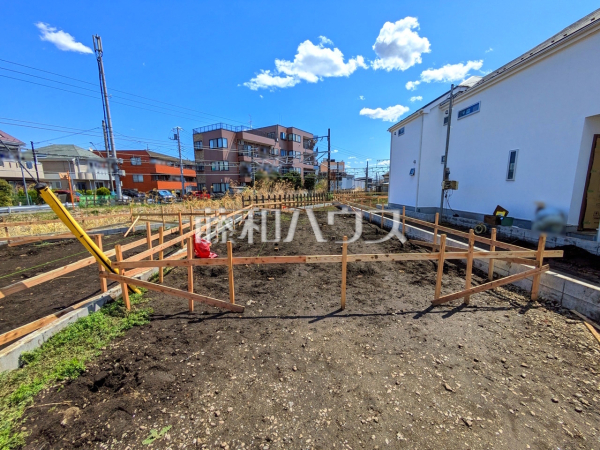 ≪2号棟　現地写真≫ 対面キッチンやリビングに階段を配置しました。いつでも家族の顔が見えるのがメリットとして喜ばれています。 【府中市西府町１丁目】