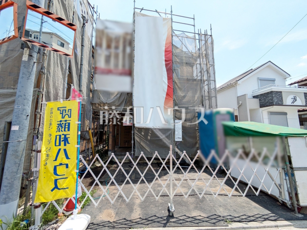 ≪2号棟　現地写真≫ 対面キッチンやリビングに階段を配置しました。いつでも家族の顔が見えるのがメリットとして喜ばれています。 【府中市西府町１丁目】