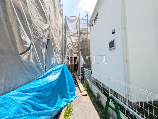 ≪3号棟　外観≫2部屋にウォークインクローゼットを設けました。ご家族それぞれの荷物をたっぷり収納できるため便利ですね。【府中市西府町１丁目】