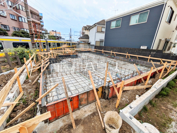 ≪3号棟　外観≫ 道路から奥まった住まいは、車や人通りも気にならずプライバシーの確保された住空間を保つことができます。 【府中市西府町１丁目】