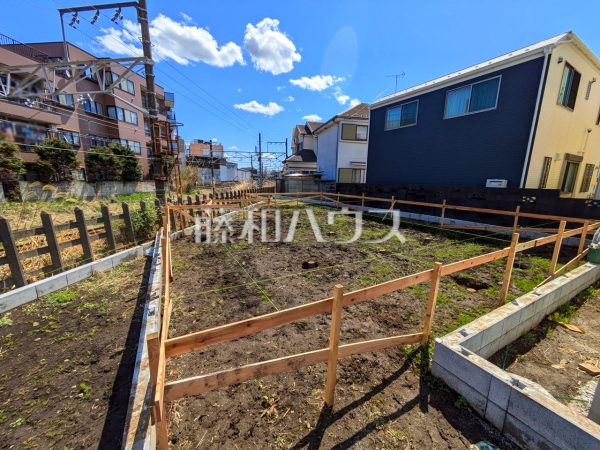 ≪3号棟　外観≫ 道路から奥まった住まいは、車や人通りも気にならずプライバシーの確保された住空間を保つことができます。 【府中市西府町１丁目】