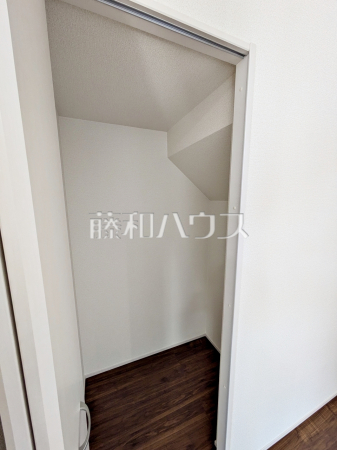 ≪1号棟　収納≫リビングに併設された収納スペースには、お子様の本やおもちゃ、掃除機やちょっとした小物などがスッキリ収納できます。あったら便利なうれしい収納ですね！　【府中市小柳町４丁目】