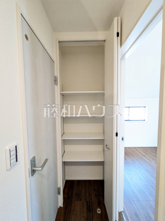 1号棟　収納　【府中市小柳町４丁目】
全居室、廊下等に収納スペースを設けた、収納重視の間取りとなっています。　