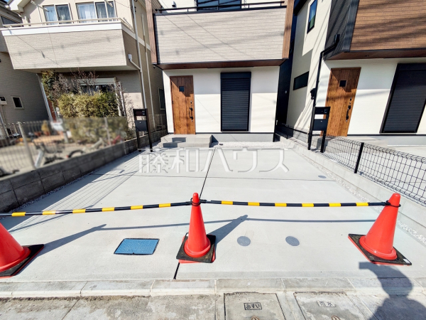 ≪1号棟　駐車スペース≫南道路で、さらに南側にカースペースがあり日当たり良好です。【府中市小柳町４丁目】　
