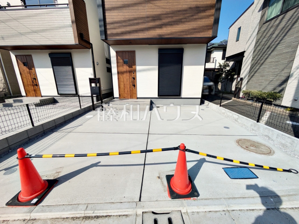 ≪2号棟　駐車スペース≫南道路で、さらに南側にカースペースがあり日当たり良好です。【府中市小柳町４丁目】　
