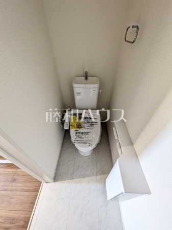 2号棟　トイレ　【府中市小柳町４丁目】
各階にトイレがあると、階段の上り下りをせずに済むため就寝時なども便利です。　