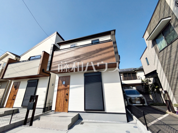 ≪2号棟　外観≫白を基調とした明るめの配色で、柔らかくほっこりとした姿のマイホームです。暖かみのある木目も配し、優しい色使いでコントラストを抑え落ち着きある家を演出しています。【府中市小柳町４丁目】　