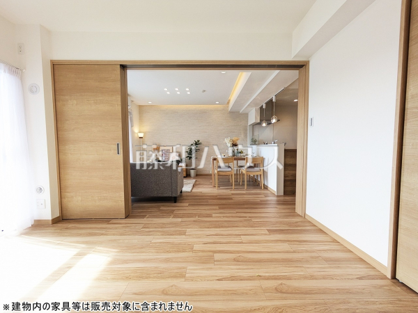 ≪居室≫木目が美しいウッディなフローリングの居室は、穏やかで心安らぐ空間となるでしょう。　　【ライオンズガーデン調布多摩川】
