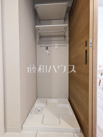 ≪洗濯機コーナー≫洗剤やタオルなどの整理に役立つ枕棚つき洗濯機置き場　【ライオンズガーデン調布多摩川】