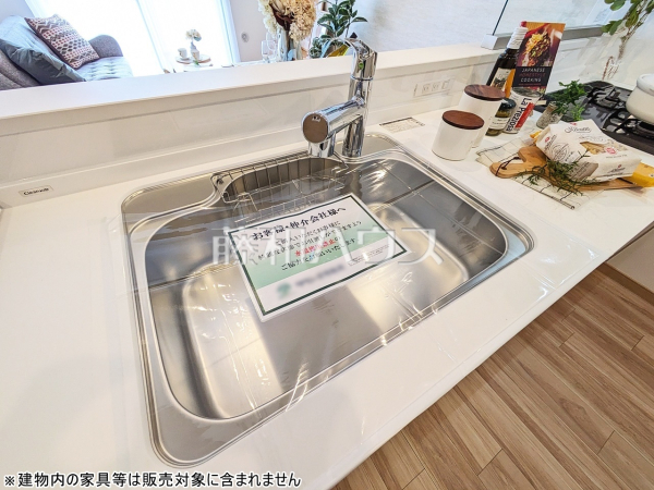 ≪キッチンシンク≫シンクスペースが広く家事効率を上げる対面キッチンは、家族の会話が生まれる場所となります。何気ないひと時に笑顔と笑い声が重なり、幸せの空間となります。【ライオンズガーデン調布多摩川】
