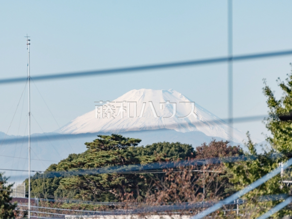 住戸からの眺望写真　【マートルコートつつじヶ丘】お天気が良い日には富士山が望めます。