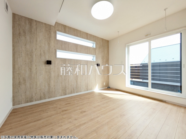10号棟　居室は2面採光により明るく開放的な空間となっています。　【立川市西砂町１丁目】