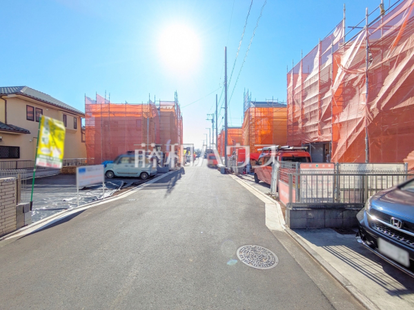 接道状況および現場風景　【立川市西砂町１丁目】 現在建築中の物件です！物件の内部構造などは今しか見られません。完成前の状態もご確認ください。是非ご見学のお問合せを！ 