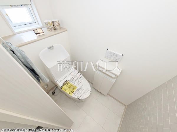 10号棟　トイレはウォッシュレット付き、窓を設けた明るい空間で換気も可能　【立川市西砂町１丁目】