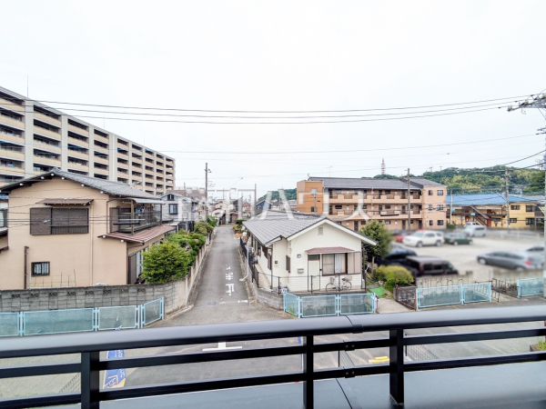 バルコニー眺望　【稲城市矢野口】 周囲に高い建物のないエリアのため、空が大きく感じます。 