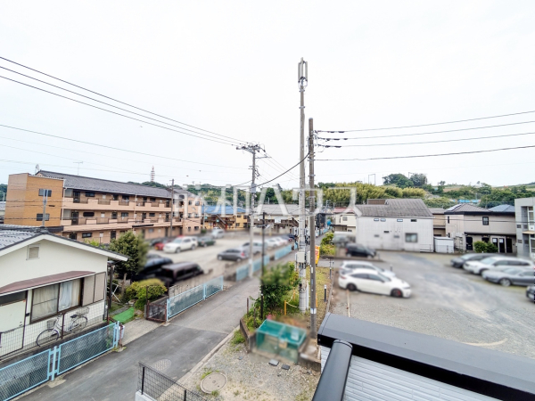 バルコニー　【稲城市矢野口】 見学はしたいけど、なかなか時間が取れない・・・そんな方に出勤前や仕事終わりにマイホームを見学できるサポートをいたします。 