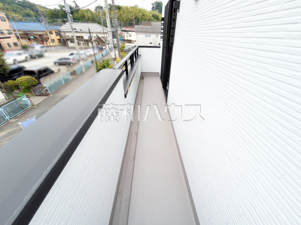バルコニー　【稲城市矢野口】
居室から直接バルコニーへ出られる為、晴れた日は布団を干すことができます。　