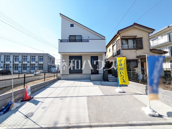 ≪外観≫並列2台駐車可能なカースペース（車種による）は、車を置かない際には自転車を置いたり、フリースペースとしても有効活用できます。【稲城市矢野口】