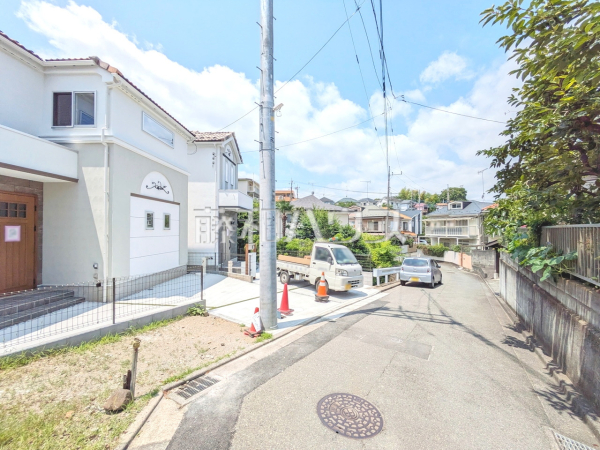 接道状況および現場風景　見学はしたいけど、なかなか時間が取れない・・・そんな方に出勤前や仕事終わりにマイホームを見学できるサポートをいたします！【多摩市連光寺１丁目】