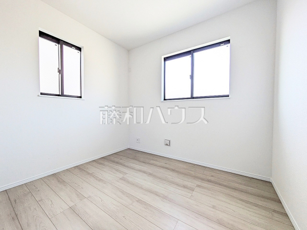 1号棟　居室は2面採光により、明るく開放的な空間となっています。　【八王子市四谷町】