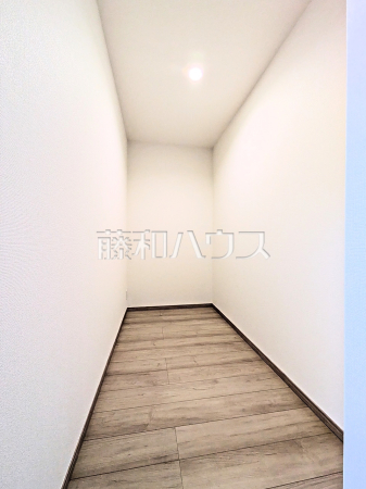 2号棟　パントリーは災害用の備蓄品を置く場所としても活用できます　【八王子市四谷町】