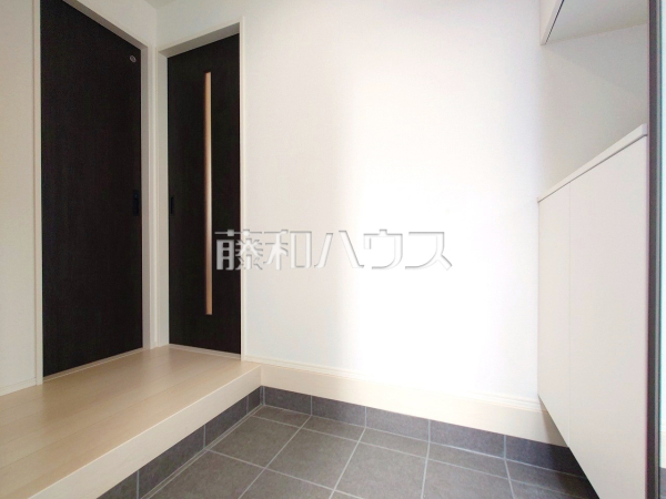 自然光を取り入れ明るい空間になるよう設計された玄関です。　【練馬区南大泉１丁目】