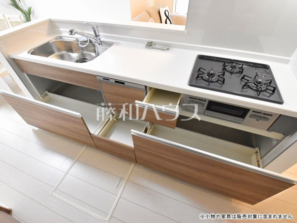 3号棟　 収納力豊富なスライド収納付きシステムキッチン。大きな鍋やフライパンの出し入れもスムーズです。 　【東村山市久米川町２丁目】