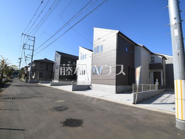 接道状況および現場風景　見学はしたいけど、なかなか時間が取れない・・・そんな方に出勤前や仕事終わりにマイホームを見学できるサポートをいたします。 【東村山市久米川町２丁目】