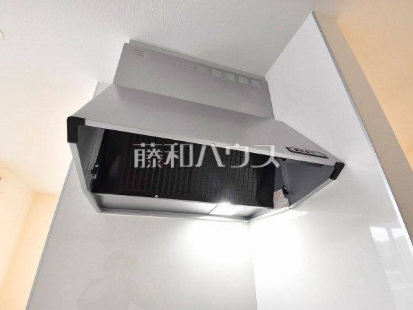 3号棟　 お手入れのしやすいレンジフードは見た目もスッキリしていて、料理時の油煙やニオイを効率的に外に出せます。 　【東村山市久米川町２丁目】