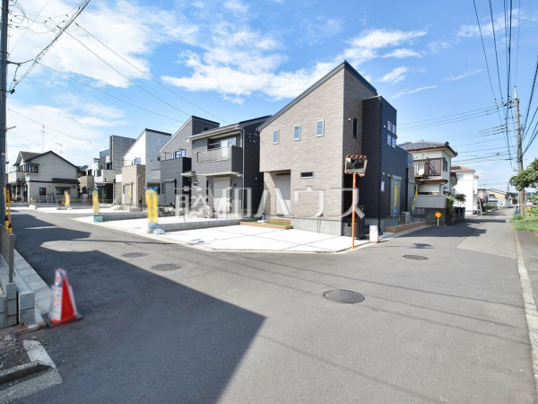 接道状況および現場風景　【武蔵村山市残堀４丁目】 見学はしたいけど、なかなか時間が取れない・・・そんな方に出勤前や仕事終わりにマイホームを見学できるサポートをいたします。 