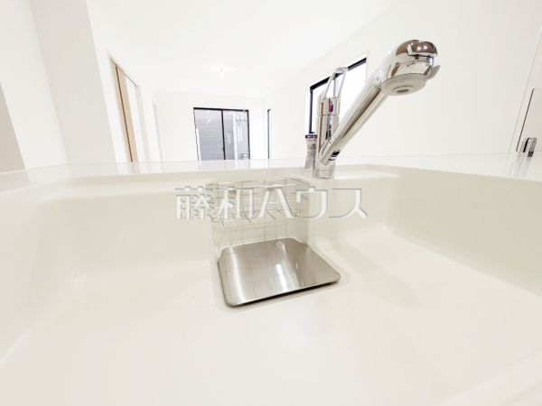 いつでもおいしいお水が飲める浄水器一体型水栓も完備　【西東京市東町５丁目】