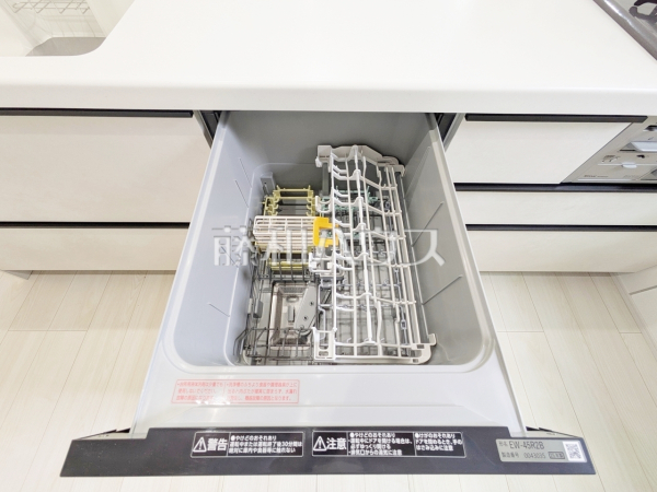 まとめ洗いができ、乾燥まで行ってくれる食器洗い乾燥機で食事の後片付けが楽になります。　【西東京市東町５丁目】