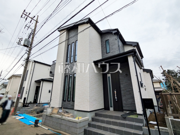 接道状況および現場風景　【国分寺市東元町１丁目】
モノトーンを中心とした配色の現代的なデザイン。直線的ですっきりとしたスクエアなデザインが、お客様のお住まいを都会的に印象づけます。　
