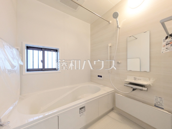 2号棟　浴室　【国分寺市東元町１丁目】白を基調とした清潔感あふれるバスルームです　