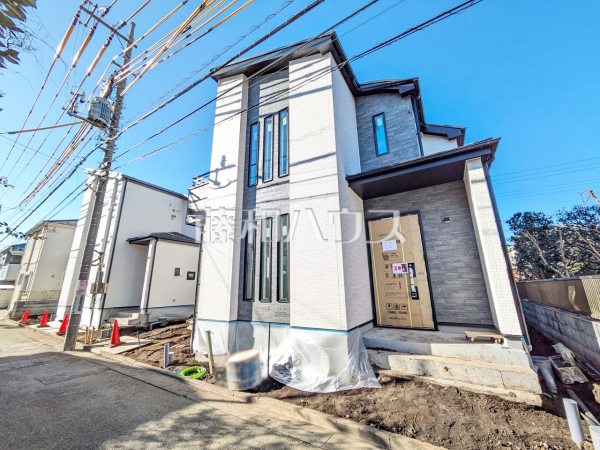接道状況および現場風景　【国分寺市東元町１丁目】
足場が外れて実際の外観が見えてきました。完成までもう少しです。　