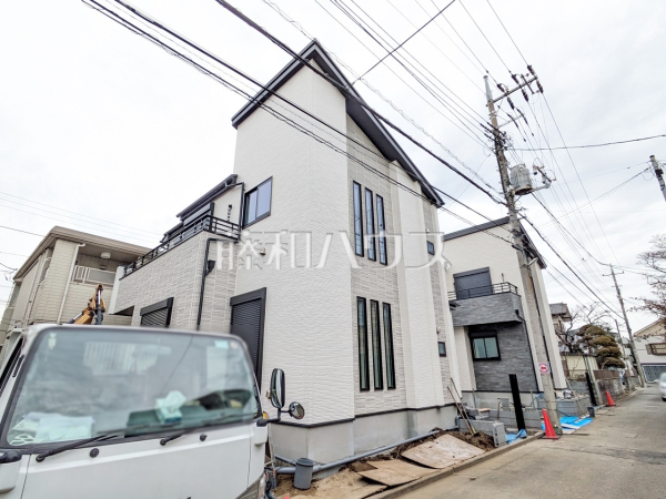 現場風景　【国分寺市東元町１丁目】 マイカーを2台所有されているご家庭に嬉しいカースペース2台駐車可（車種による）のプラン。 