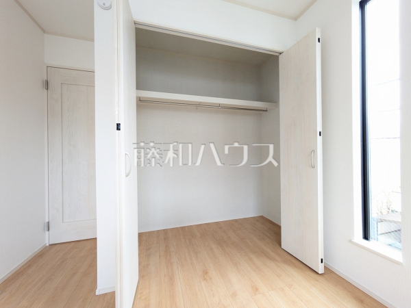 2号棟　収納　【国分寺市東元町１丁目】枕棚とハンガーパイプで効率良く、たくさん収納できるクローゼット！お部屋をきれいに保てそうですね。　