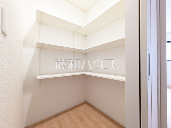 2号棟　パントリー　【国分寺市東元町１丁目】パントリーがあればキッチン回りが乱雑にならず、料理も効率良くできます　