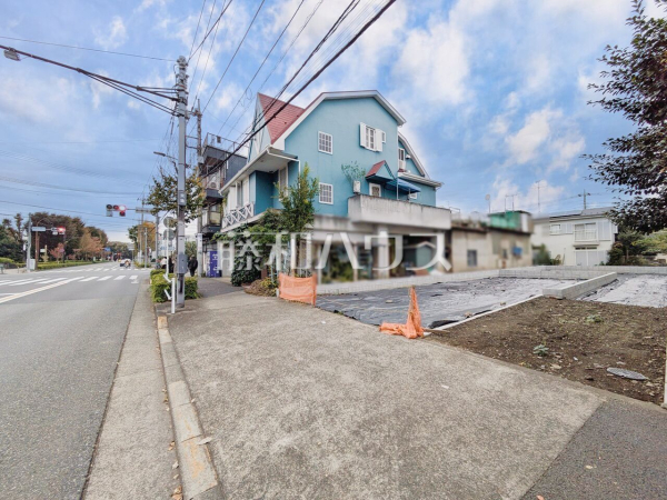 接道状況および現場風景　【武蔵野市関前４丁目】 見学はしたいけど、なかなか時間が取れない・・・そんな方に出勤前や仕事終わりにマイホームを見学できるサポートをいたします。 