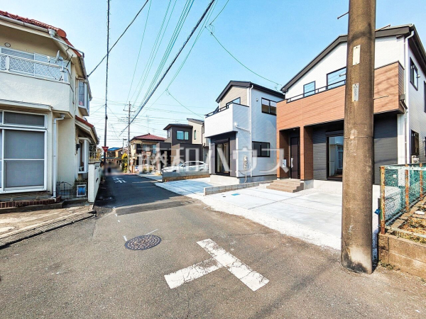 接道状況および現場風景　【所沢市狭山ケ丘２丁目】 堂々完成、いつでもご内覧いただけます！ぜひ実物をご覧いただきたく思います。喜んでご案内いたしますのでお気軽にお問合せ下さい。 