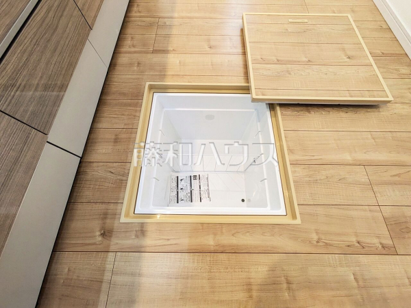 1号棟　 キッチンの床下収納は、パントリー代わりのストック場所としても活用できます！ 【所沢市狭山ケ丘２丁目】