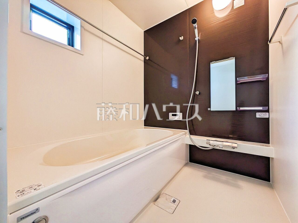1号棟　浴室　 落ち着いた色合いで疲れたからだを癒す、贅沢なくつろぎ空間です。 【所沢市狭山ケ丘２丁目】