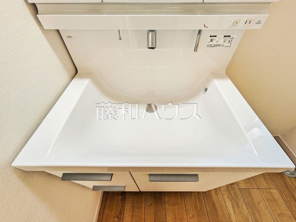 1号棟　洗面室　 洗面化粧台のボウルは汚れにくく、幅も広めでお掃除も楽々できます。 【所沢市狭山ケ丘２丁目】