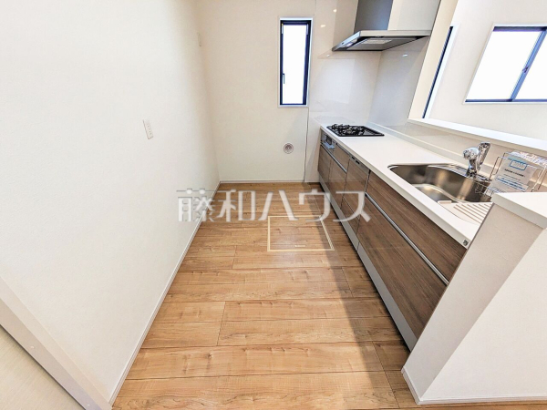 1号棟　 会話の弾む対面キッチンは自然とご家族の中心に。家族団らんの時間が増えることでしょう。 【所沢市狭山ケ丘２丁目】