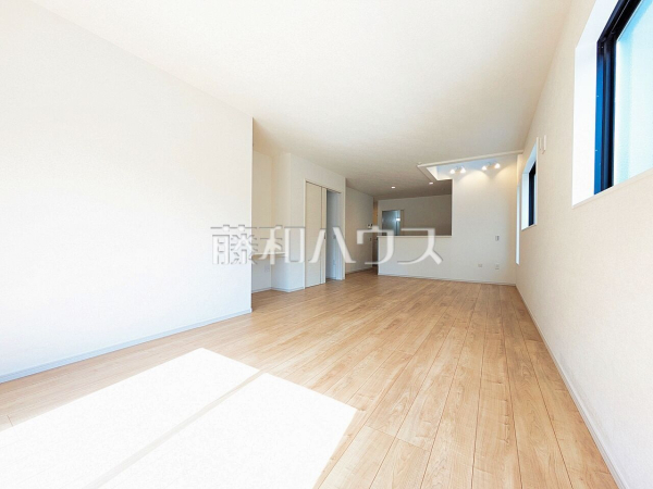 1号棟　 大きなソファーを置いても圧迫感がない約21.7帖の広々LDK。窓からは陽光をたっぷり採り込み、明るく快適な団らん空間となっております。 【所沢市狭山ケ丘２丁目】