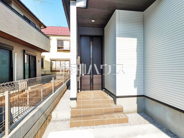 1号棟　玄関　【所沢市狭山ケ丘２丁目】