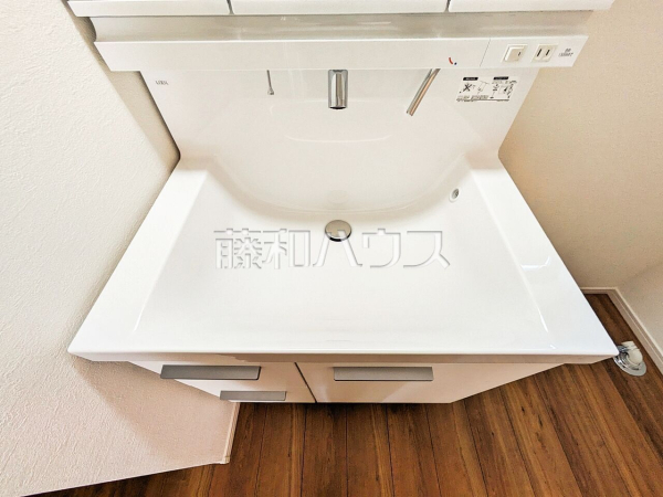 2号棟　洗面室　 洗面化粧台のボウルは汚れにくく、幅も広めでお掃除も楽々できます。 【所沢市狭山ケ丘２丁目】