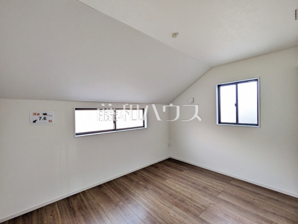 居室　【日野市新町４丁目】
屋根の傾斜を活かした、母屋下がりの7.6帖洋室は個性的な空間に仕上がっております。