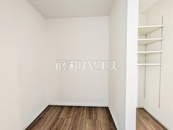 リネン庫　【日野市新町４丁目】
タオルや小物類を収納できる可動式棚の隣には約2帖のリネン室もございます。