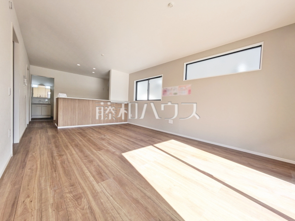 リビング　【日野市新町４丁目】
たっぷりの日差しや心地良い風が入る、広々としたリビングが魅力。